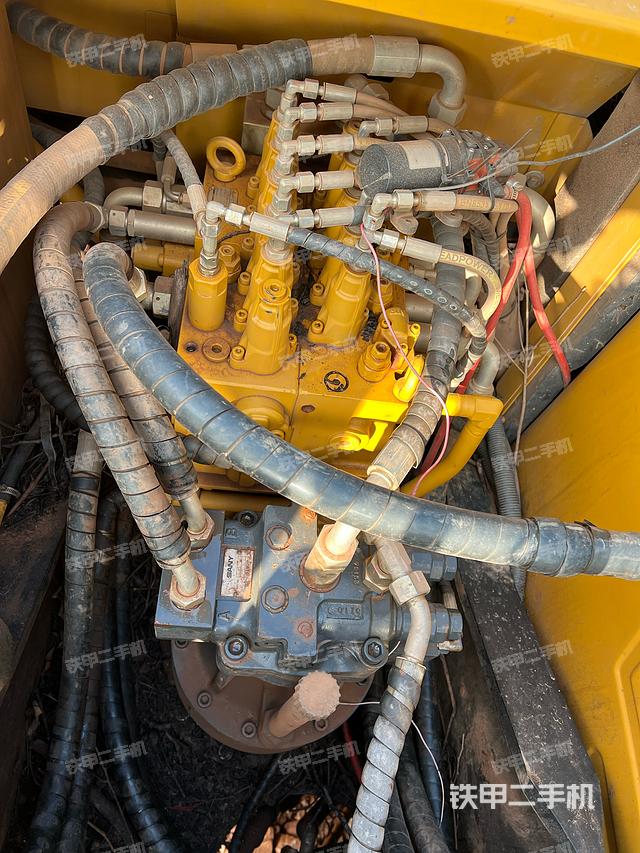 回转马达和主控阀（整机外观）