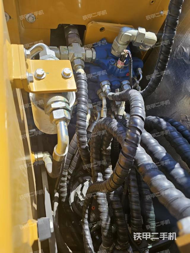 回转马达和主控阀（整机外观）