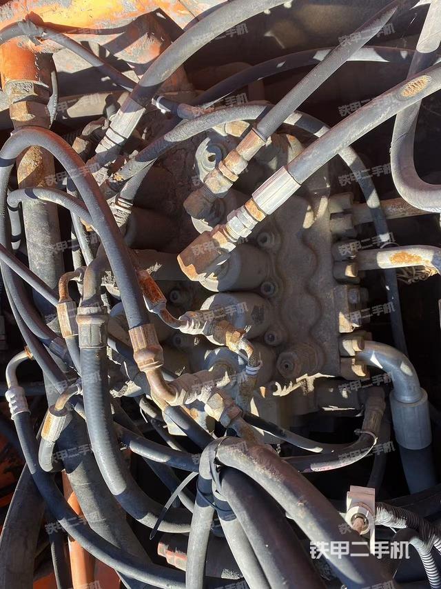 回转马达和主控阀（整机外观）