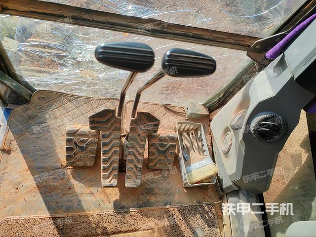 行走控制手柄和踏板?俯拍（駕駛室部分）