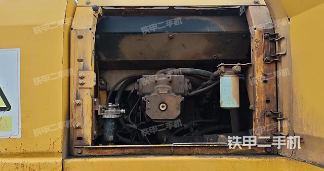 液压泵舱室正面整体（整机外观）