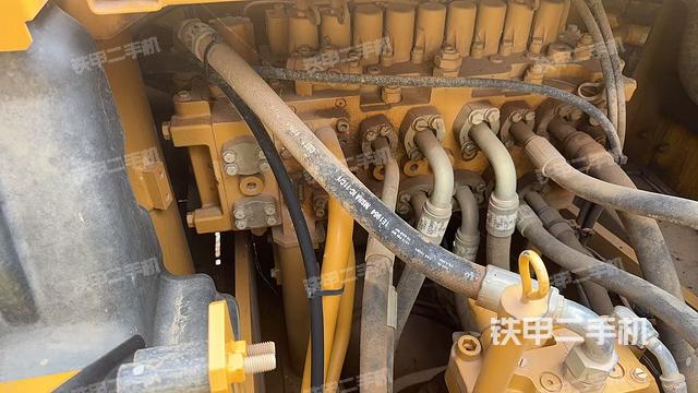 回轉(zhuǎn)馬達(dá)和主控閥（整機(jī)外觀）