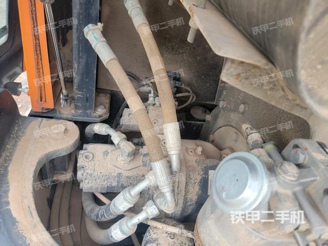 液压泵舱室正面整体(整机外观) 液压泵舱室正面整体(整机外观)