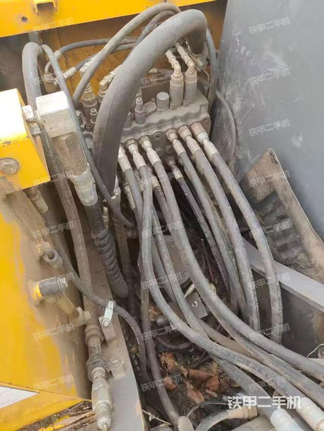 回转马达和主控阀（整机外观）