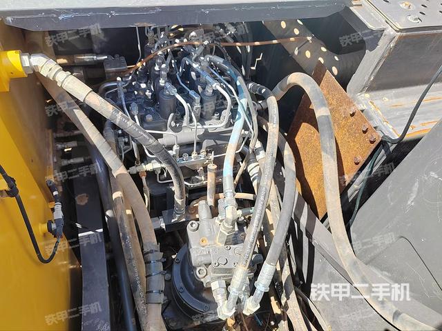 回转马达和主控阀（整机外观）