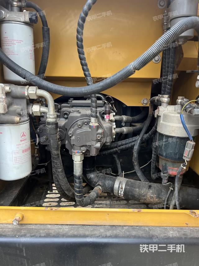 液壓泵艙室正面整體（整機(jī)外觀）