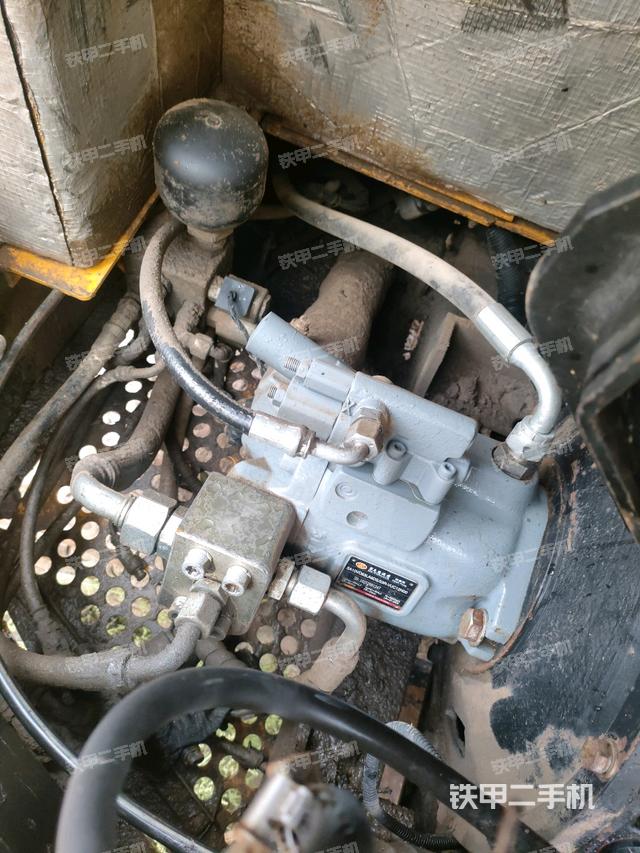 液壓泵艙室正面整體（整機外觀）