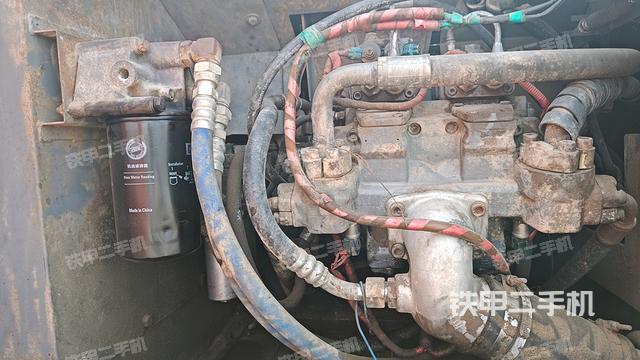 液压泵舱室正面整体（整机外观）