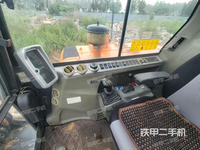 驾驶室整体(整机外观) 驾驶室整体(整机外观)