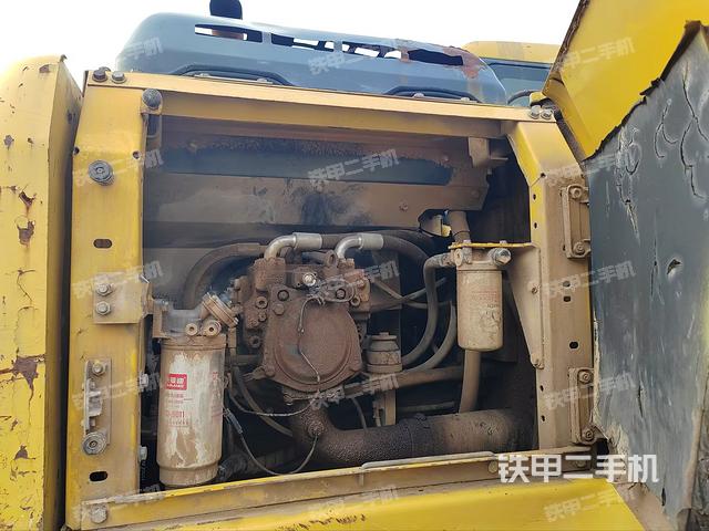 液壓泵艙室正面整體（整機外觀）