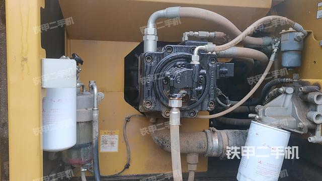 液压泵舱室正面整体（整机外观）