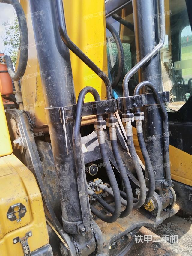 大臂油缸整体 竖拍（工作和回转装置）