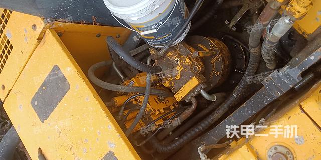 回转马达和主控阀(整机外观) 回转马达和主控阀(整机外观)