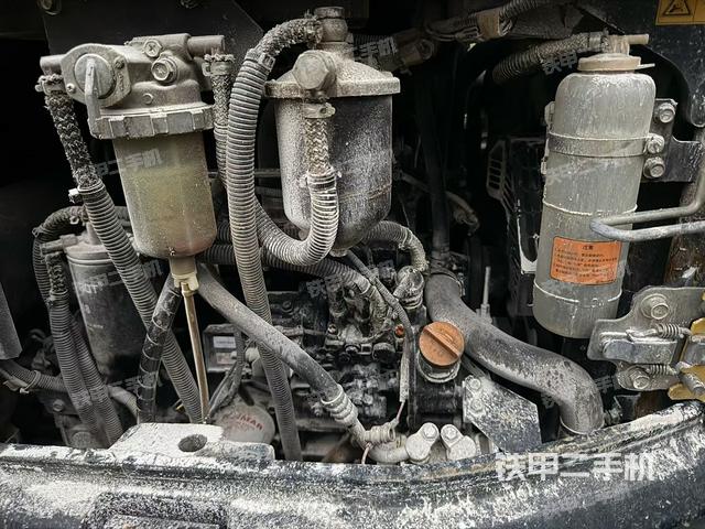 液壓泵艙室正面整體（整機外觀）