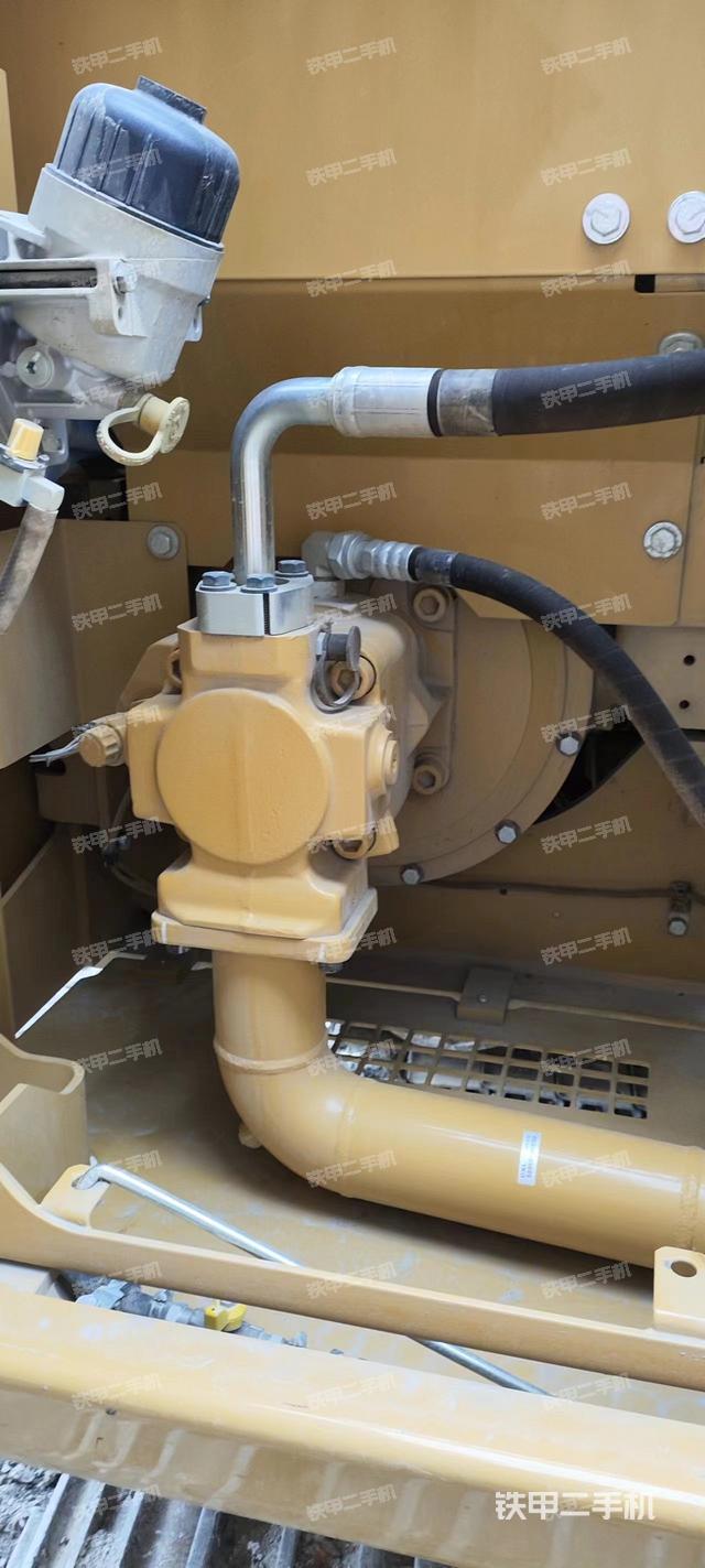 液压泵舱室正面整体(整机外观) 液压泵舱室正面整体(整机外观)