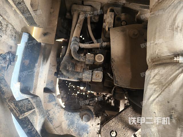 液压泵舱室正面整体（整机外观）