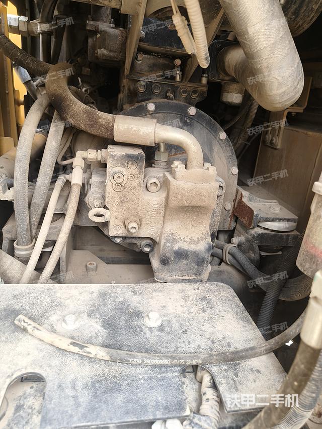 液压泵舱室正面整体（整机外观）