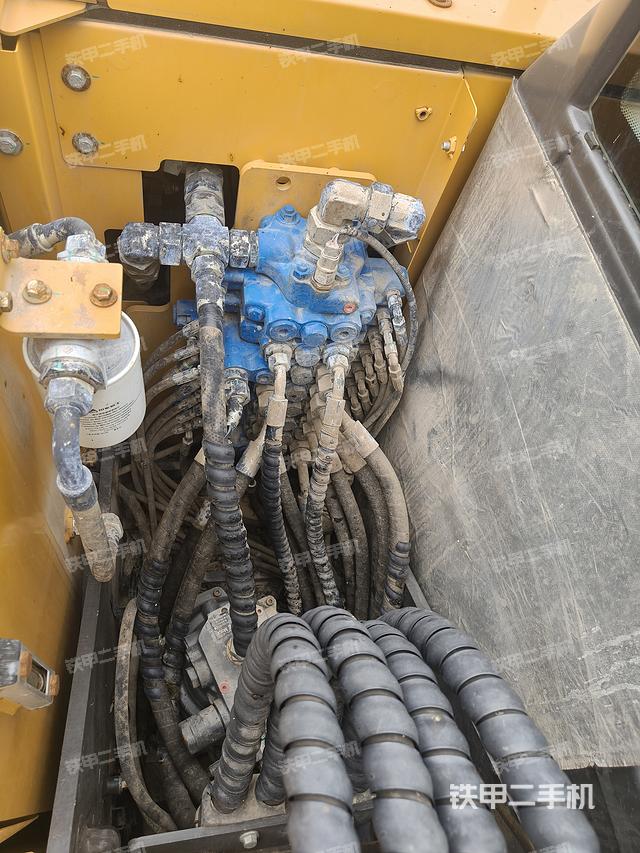 回转马达和主控阀（整机外观）