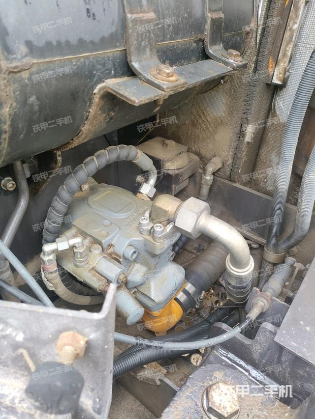 液压泵舱室正面整体(整机外观) 液压泵舱室正面整体(整机外观)