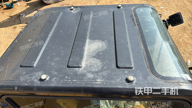 駕駛室頂部(整機外觀) 駕駛室頂部(整機外觀)