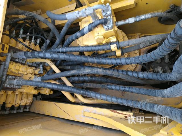 回轉(zhuǎn)馬達(dá)和主控閥（整機(jī)外觀）