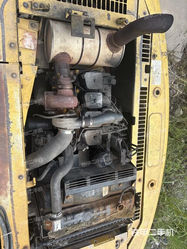 氣門(mén)室蓋螺絲特寫(xiě)（上車(chē)部件）