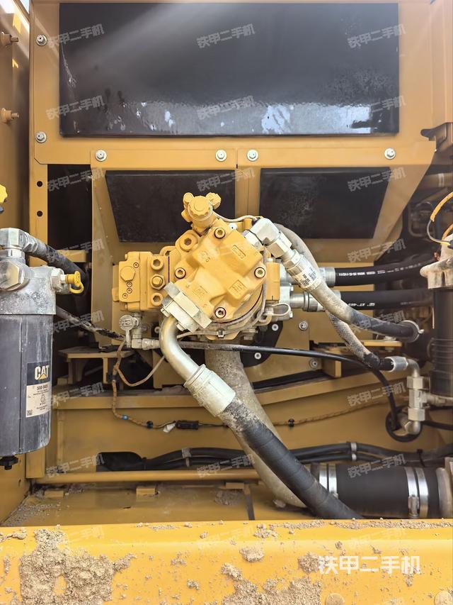 液壓泵艙室正面整體（整機外觀）