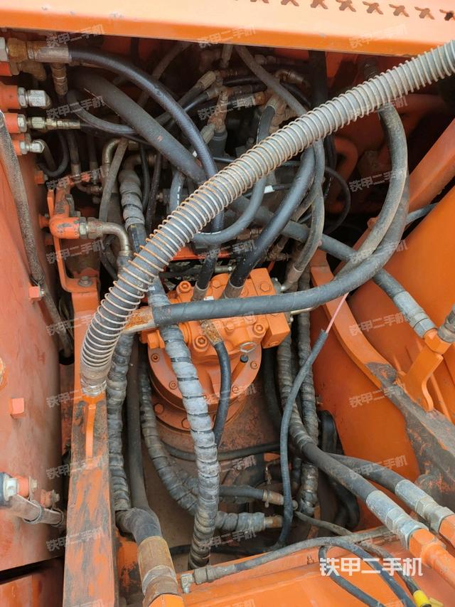 回轉(zhuǎn)馬達(dá)和主控閥（整機(jī)外觀）