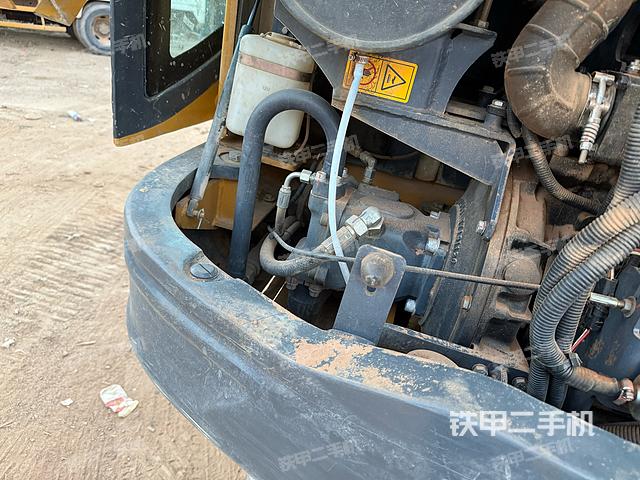 液压泵舱室正面整体（整机外观）