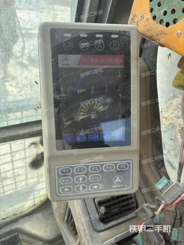 座椅右侧控制台/钥匙门/油门/含右手柄（驾驶室部分）