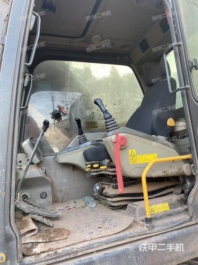 駕駛室整體（整機外觀）