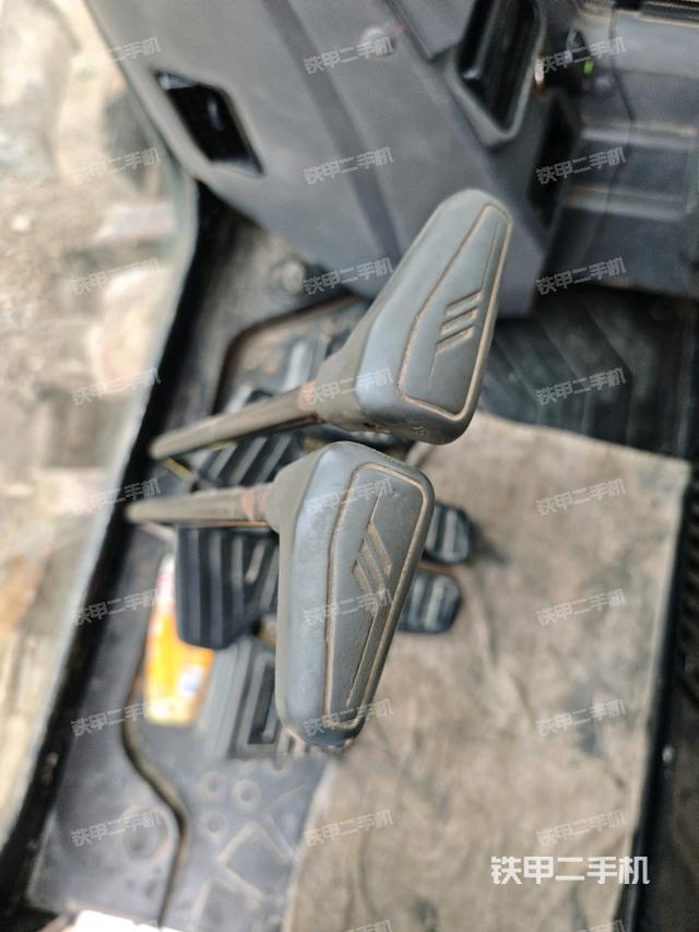 座椅左侧控制台/音响/含左手柄（驾驶室部分）