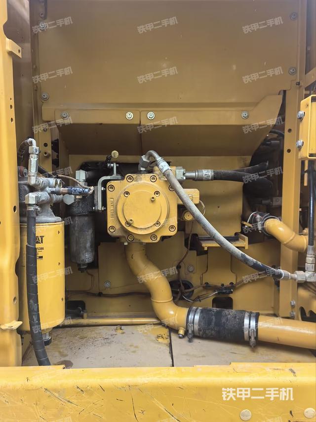 液壓泵艙室正面整體（整機外觀）