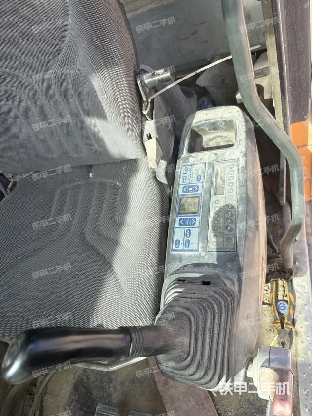 行走控制手柄和踏板 俯拍（驾驶室部分）