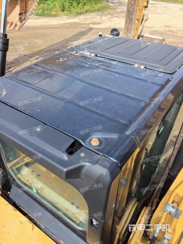 駕駛室頂部（整機外觀）