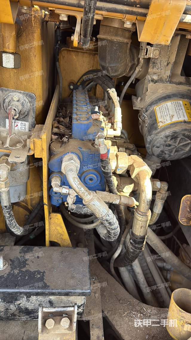 回轉(zhuǎn)馬達和主控閥(整機外觀) 回轉(zhuǎn)馬達和主控閥(整機外觀)