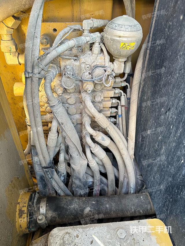 回转马达和主控阀（整机外观）