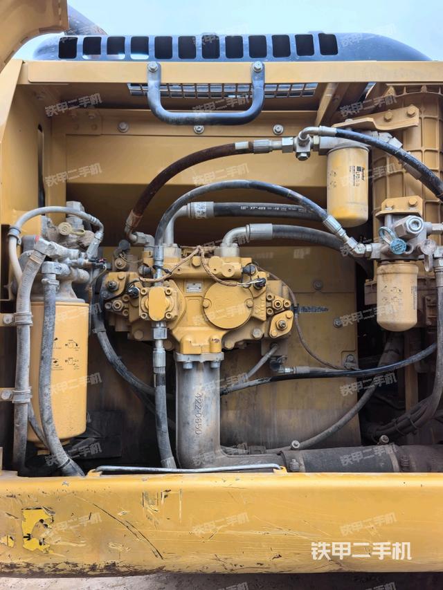 液壓泵艙室正面整體（整機(jī)外觀）