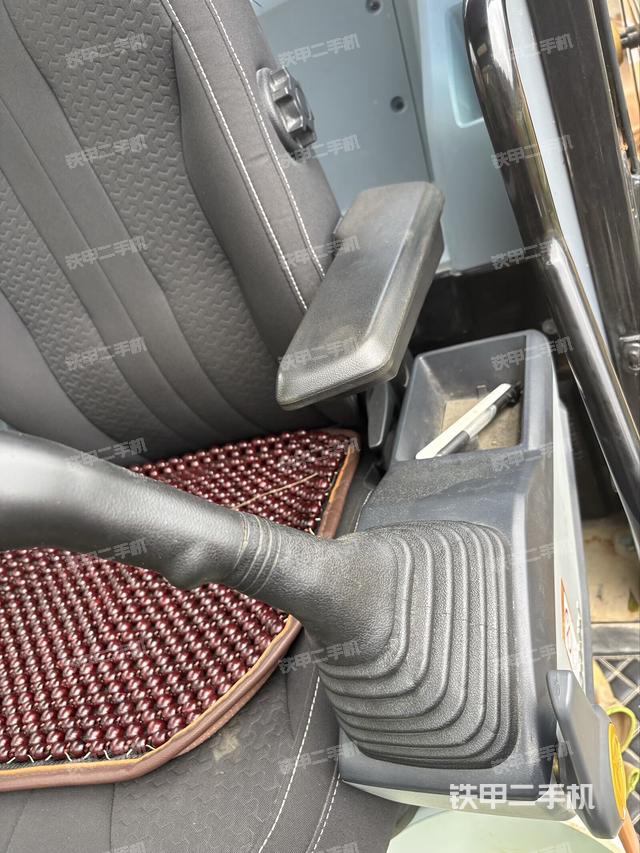 座椅右侧控制台/钥匙门/油门/含右手柄（驾驶室部分）