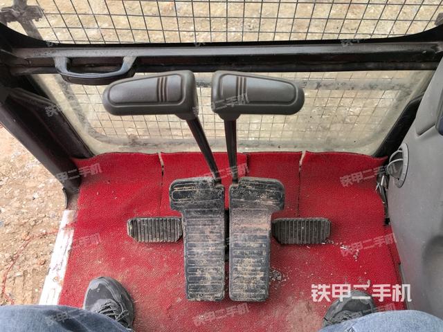 行走控制手柄和踏板 俯拍（驾驶室部分）