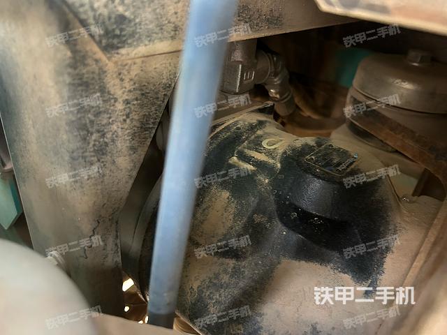 液压泵舱室正面整体（整机外观）
