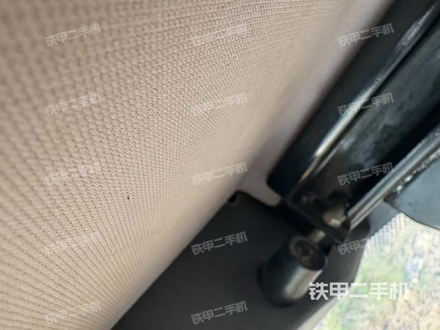 行走控制手柄和踏板 俯拍（驾驶室部分）