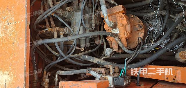 回轉(zhuǎn)馬達(dá)和主控閥（整機(jī)外觀）