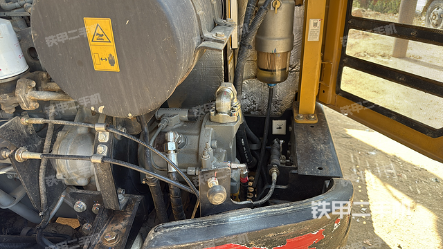 液壓泵艙室正面整體(整機外觀) 液壓泵艙室正面整體(整機外觀)