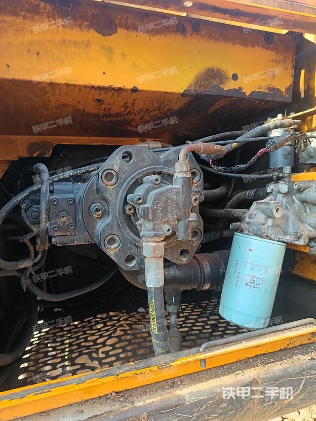 液压泵舱室正面整体（整机外观）