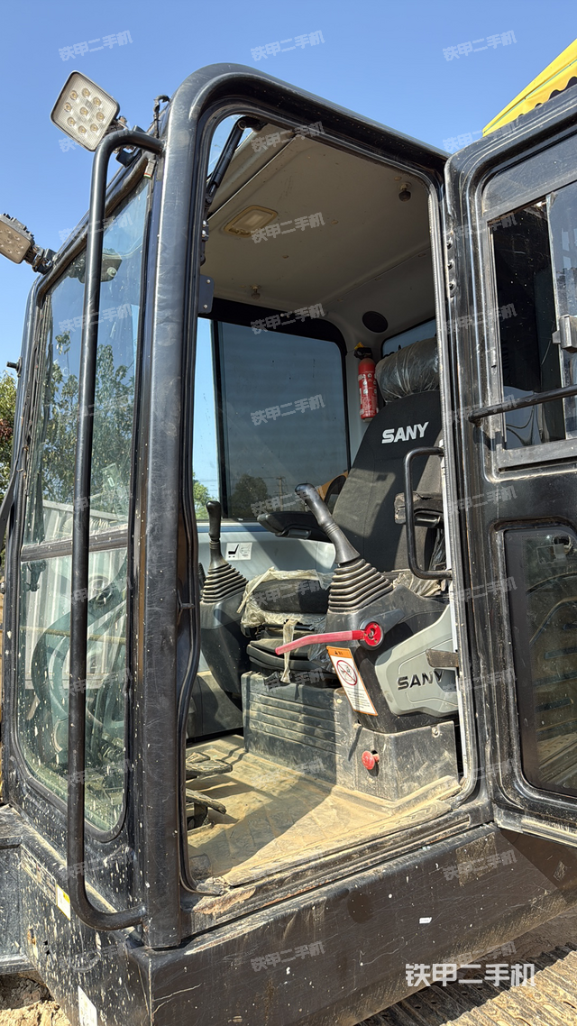 駕駛室整體(整機外觀) 駕駛室整體(整機外觀)