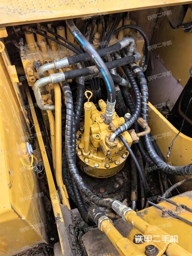 回轉(zhuǎn)馬達(dá)和主控閥（整機(jī)外觀）