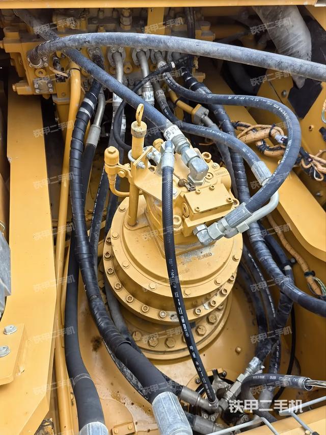 回轉(zhuǎn)馬達(dá)和主控閥（整機(jī)外觀）