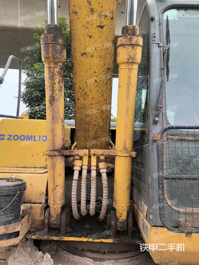 大臂油缸整体 竖拍（工作和回转装置）