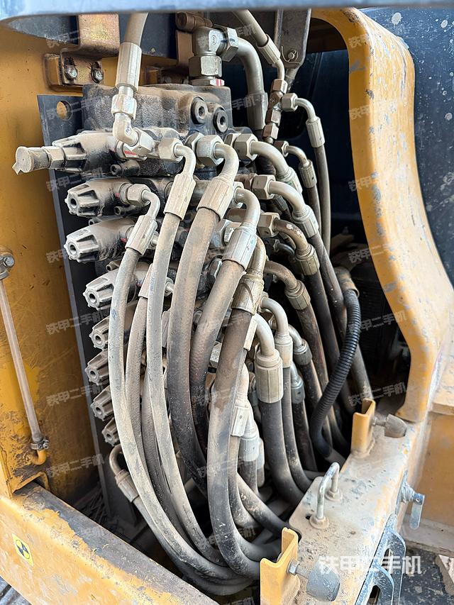 回转马达和主控阀（整机外观）